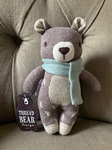 ThreadBear Design Boneco de pelúcia macio Fred The Bear para bebês e crianças pequenas - promove brincadeiras sensoriais e reconhecimento de toque a partir de 0+