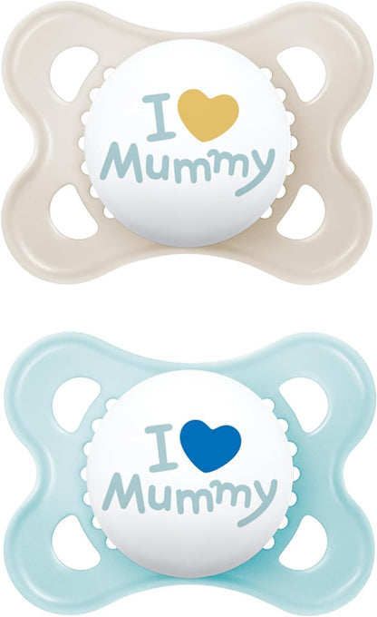 MAM Original 2-6 meses (pacote com 2), chupetas para bebês com estojo de viagem autoesterilizante, itens essenciais para recém-nascidos, azul, I Love Mummy (os designs podem variar)