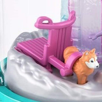 Polly Pocket Winter Fun Snow Globe - Polly vai de trenó puxado por cães até seu iglu