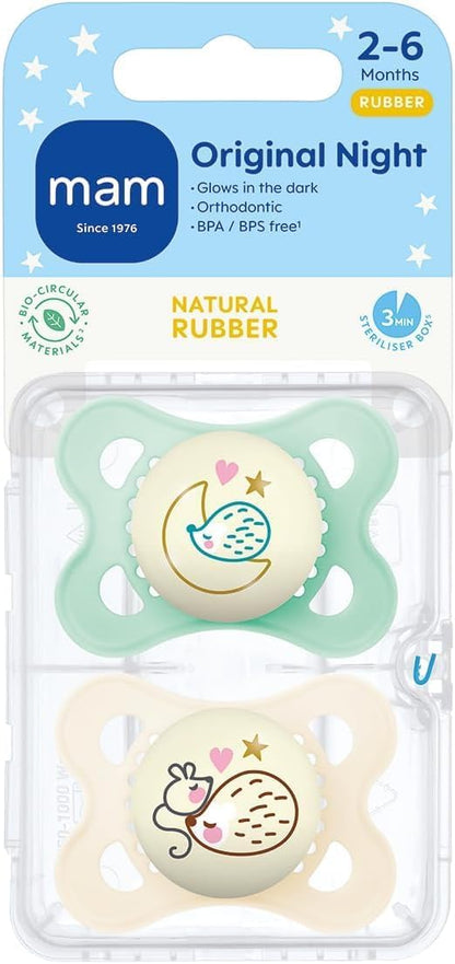 MAM Chupetas noturnas originais Latex 2 a 6 meses + (pacote com 2), chupetas para bebês que brilham no escuro com estojo de viagem autoesterilizante, itens essenciais para recém-nascidos, verde/creme, (os designs podem variar)