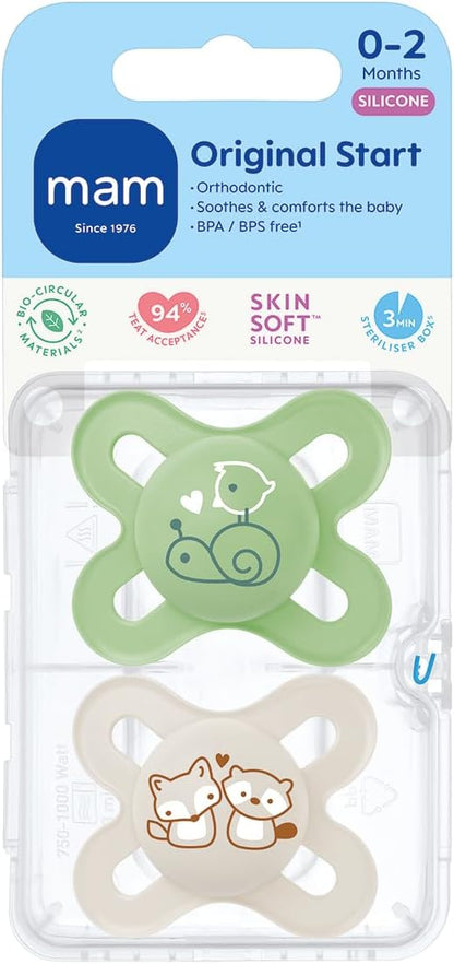 MAM Chupetas Original Start 0-2 meses (pacote com 2), chupetas para bebês com estojo de viagem autoesterilizante, itens essenciais para recém-nascidos, branco/verde (os designs podem variar)