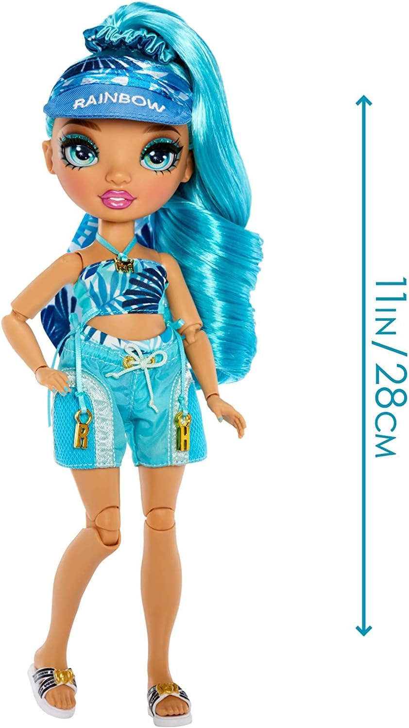 Rainbow High Costa do Pacífico - HALI CAPRI - Boneca fashion azul com roupa, pernas intercambiáveis e expositor - Inclui toalha, sacola e muito mais - Presente e colecionável para crianças de 6 anos ou mais