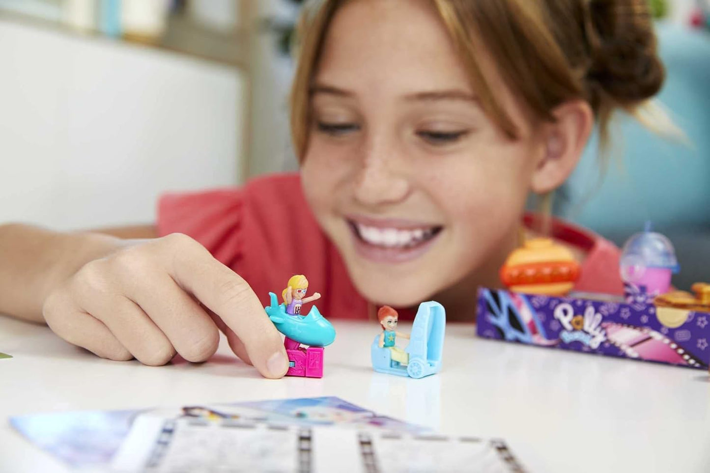 Polly Pocket Conjunto de caixa de pipoca Un-Box-It, tema de cinema, 2 bonecas, mais de 15 surpresas