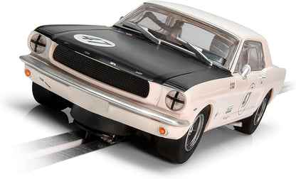 Scalextric Ford Mustang - Bill e Fred Shepherd - Renascimento de Goodwood. Turismo Clássico. Muscle cars, branco/preto (C4353)