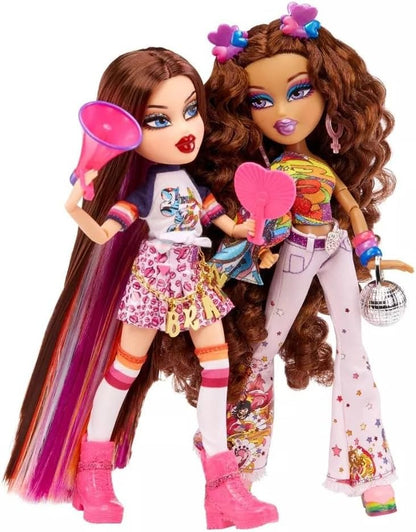 Muñecas de diseño de edición especial del Mes del Orgullo Bratz de Jimmy Paul - ROXXI y NEVRA - 2 muñecas de moda, trajes, carteles, accesorios, soportes para muñecas y más - Totalmente articulables - Coleccionables para niños de 3 años en adelante