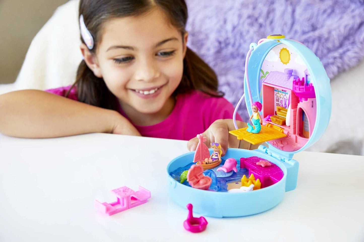 Polly Pocket Dolphin Beach Compact, tema de aventura na praia com boneca Micro Polly e sereia, 5 revelações e 12 acessórios, recurso pop e swap, ótimo presente para maiores de 4 anos, GTN20