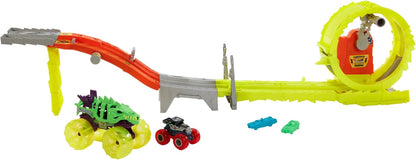 Hot Wheels Conjunto de pistas Monster Trucks com 2 caminhões de brinquedo: Skelesaurus grande e Bone Shaker em escala 1:64, desafio Charge & Chase com 2 carros esmagados