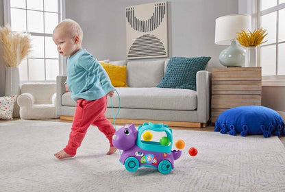 Fisher-Price de aprendizagem infantil e infantil, brinquedo de puxar bola de dinossauro com estágios inteligentes, versão em inglês do Reino Unido, Triceratops Poppin, HNR50