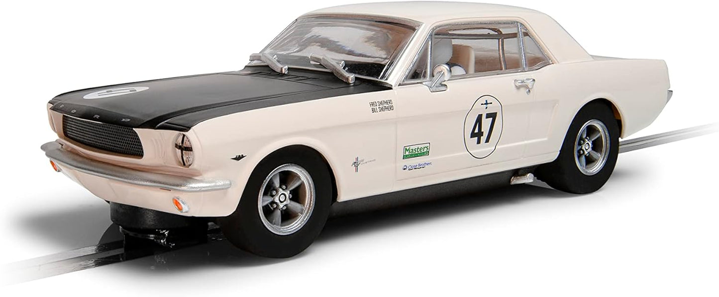 Scalextric Ford Mustang - Bill e Fred Shepherd - Renascimento de Goodwood. Turismo Clássico. Muscle cars, branco/preto (C4353)