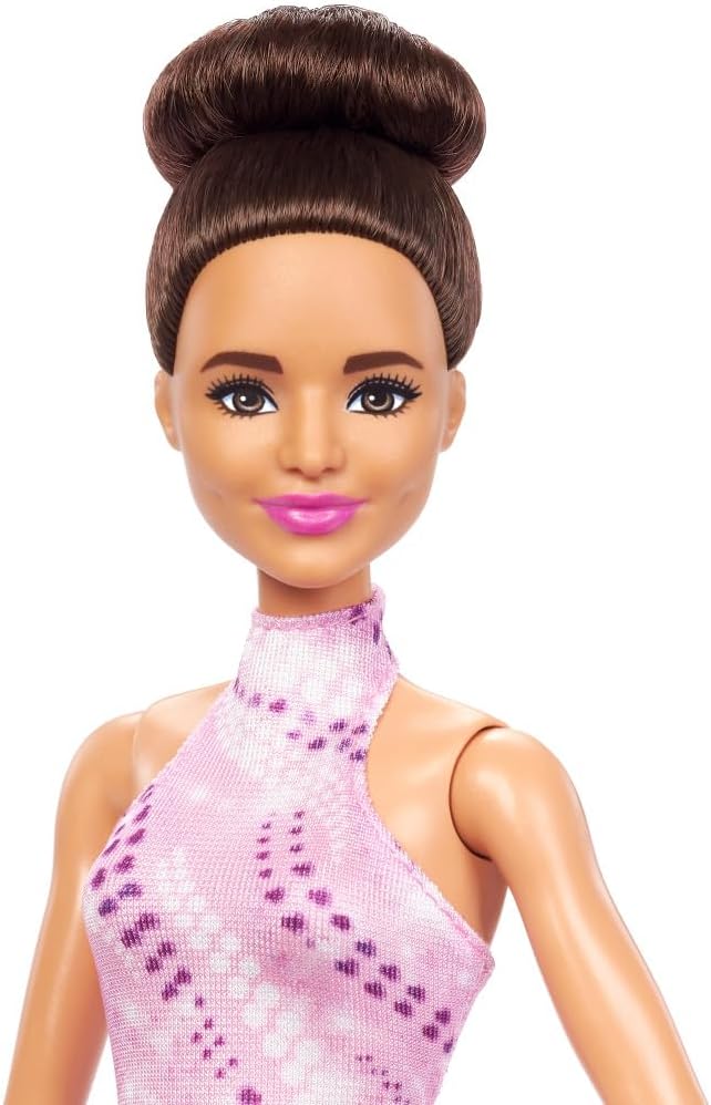 Muñeca Barbie Careers Fashion y accesorios, morena con traje de patinaje rosa extraíble con patines de hielo y trofeo, HRG37