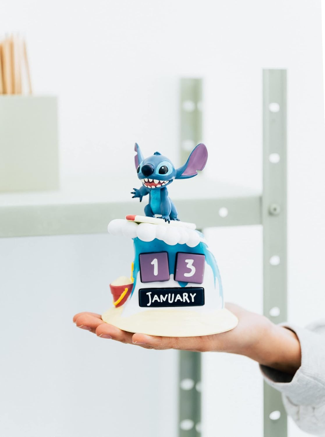 Grupo Erik Calendário perpétuo Disney Stitch | Calendário Flip | Calendário Stitch | Calendários perpétuos | Calendário de mesa Stitch | Presentes Stitch | Figura Stitch | Calendário legal, 11,7 x 11,7 x 15,5