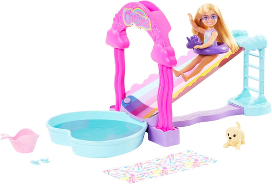 Barbie Chelsea Rainbow Juego de tobogán acuático con muñeca, perro y accesorios, vierte agua en el arco para que "llueve", HTK39