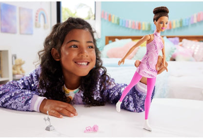 Muñeca Barbie Careers Fashion y accesorios, morena con traje de patinaje rosa extraíble con patines de hielo y trofeo, HRG37