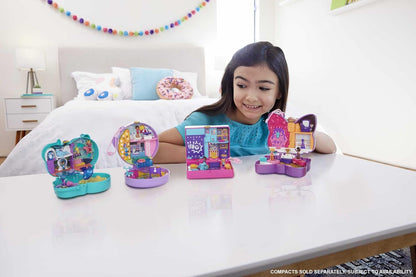 Polly Pocket Race & Rock Arcade Compact, tema de jogo com bonecas Micro Polly e Shani, 5 revelações e 12 acessórios, recurso Pop & Swap, ótimo presente para maiores de 4 anos