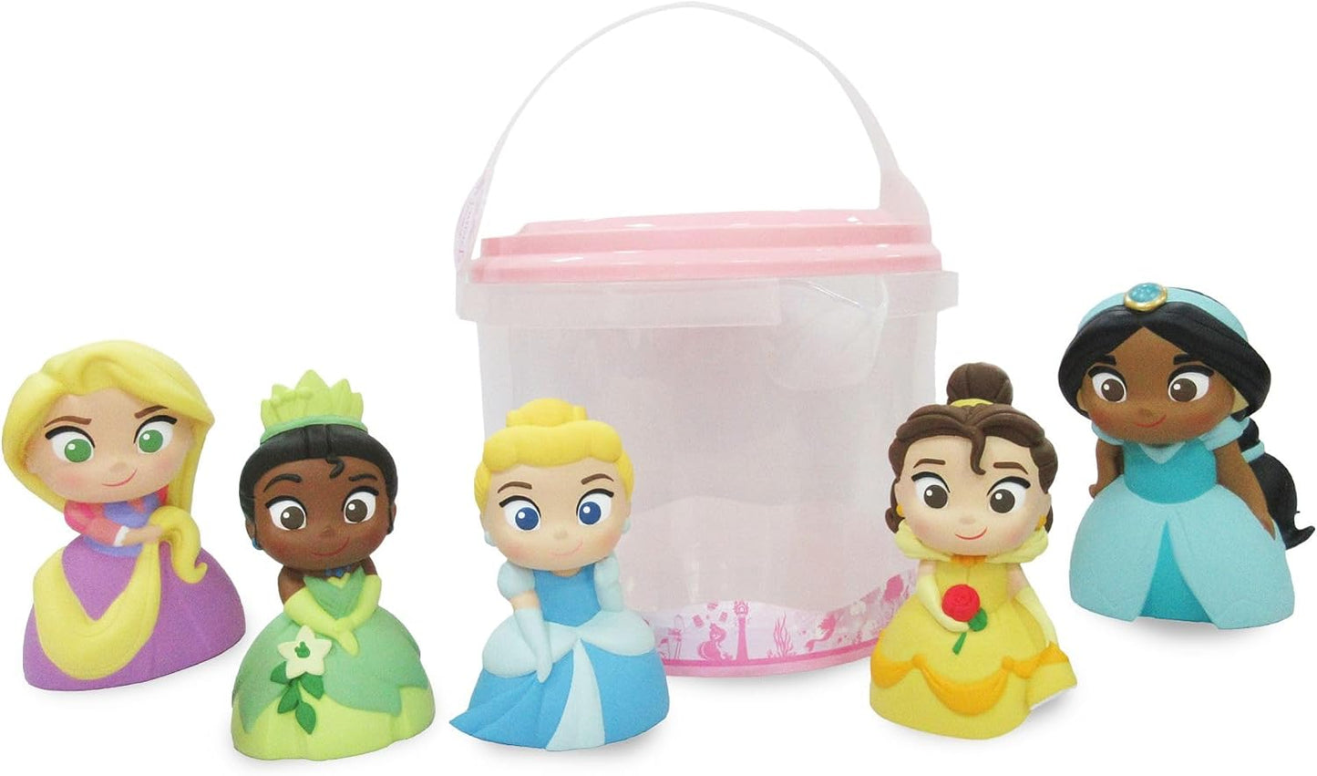 Disney Store Juego de juguetes de baño oficial de princesas Disney, juego de 5 piezas, incluye Rapunzel, Bella, Cenicienta, Tiana y Princesa Jasmine, juguetes de baño con cubo de almacenamiento, apto para 6 meses en adelante