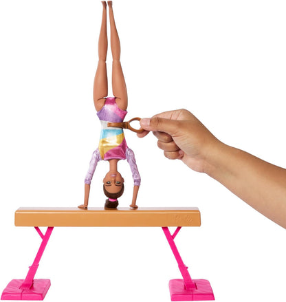 Barbie Boneca de ginástica e acessórios, conjunto de brinquedos com boneca loira fashion, clipe C para ação de giro, trave de equilíbrio, traje de aquecimento e muito mais