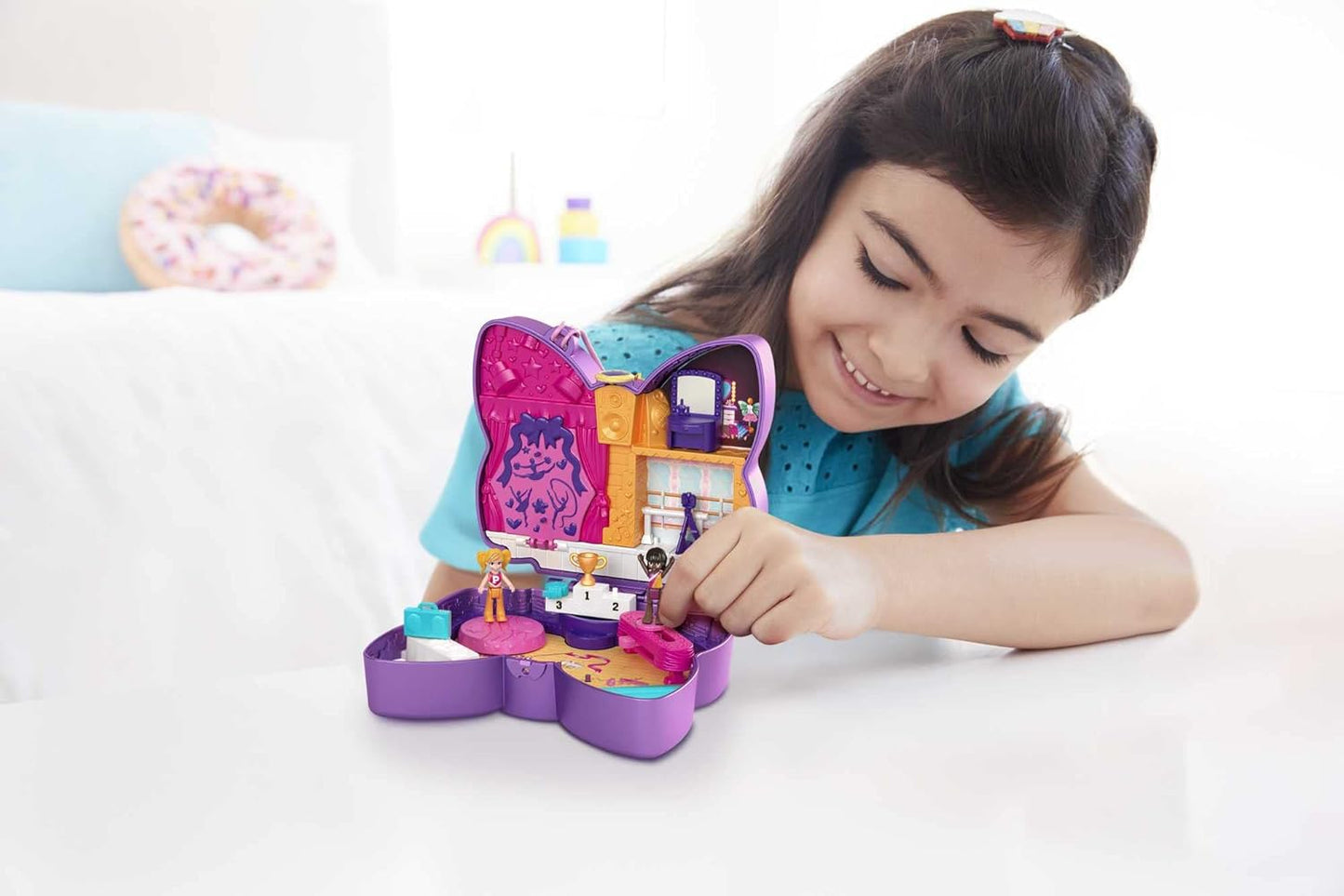 Polly Pocket Boneca e acessórios, compacto com bonecas Micro Polly e Friend, 5 revelações, arco de palco brilhante com tema de dança, HCG17