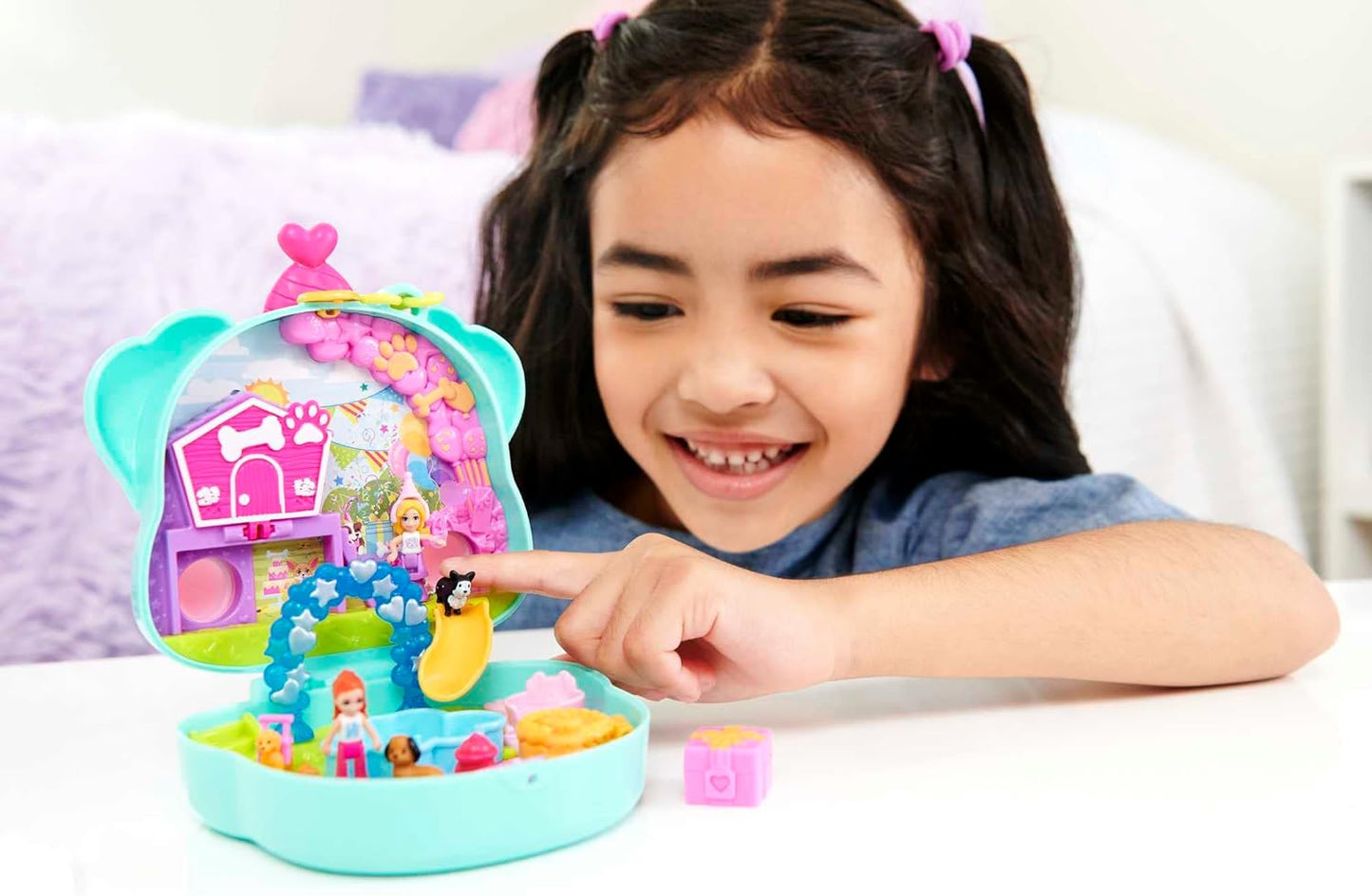 Polly Pocket Mini brinquedos, Doggy Birthday Bash, conjunto de brinquedos compacto com 2 microbonecas e 14 acessórios, brinquedos de viagem Pocket World com surpresas reveladas, HKV30