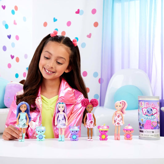 Barbie Boneca Chelsea Pop Reveal Bubble Tea Series com pacote inspirado em lata de chá e 5 surpresas, incluindo boneca pequena perfumada e animal de estimação Pop-It (os estilos podem variar), HRK63