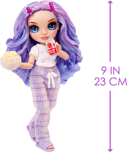 Rainbow High Junior High PJ Party - Violeta (púrpura) - Muñeca articulada de 9" con mameluco suave, pantuflas y accesorios de juego - Juguete para niños pequeños - Ideal para edades de 4 a 12 años