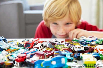 Hot Wheels Conjunto de 8 carros e caminhões de brinquedo básicos em escala 1:64, inclui 1 carro exclusivo, diferentes mixagens lançadas ao longo do ano, os estilos podem variar, HPV78