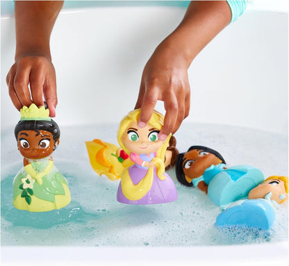 Disney Store Juego de juguetes de baño oficial de princesas Disney, juego de 5 piezas, incluye Rapunzel, Bella, Cenicienta, Tiana y Princesa Jasmine, juguetes de baño con cubo de almacenamiento, apto para 6 meses en adelante