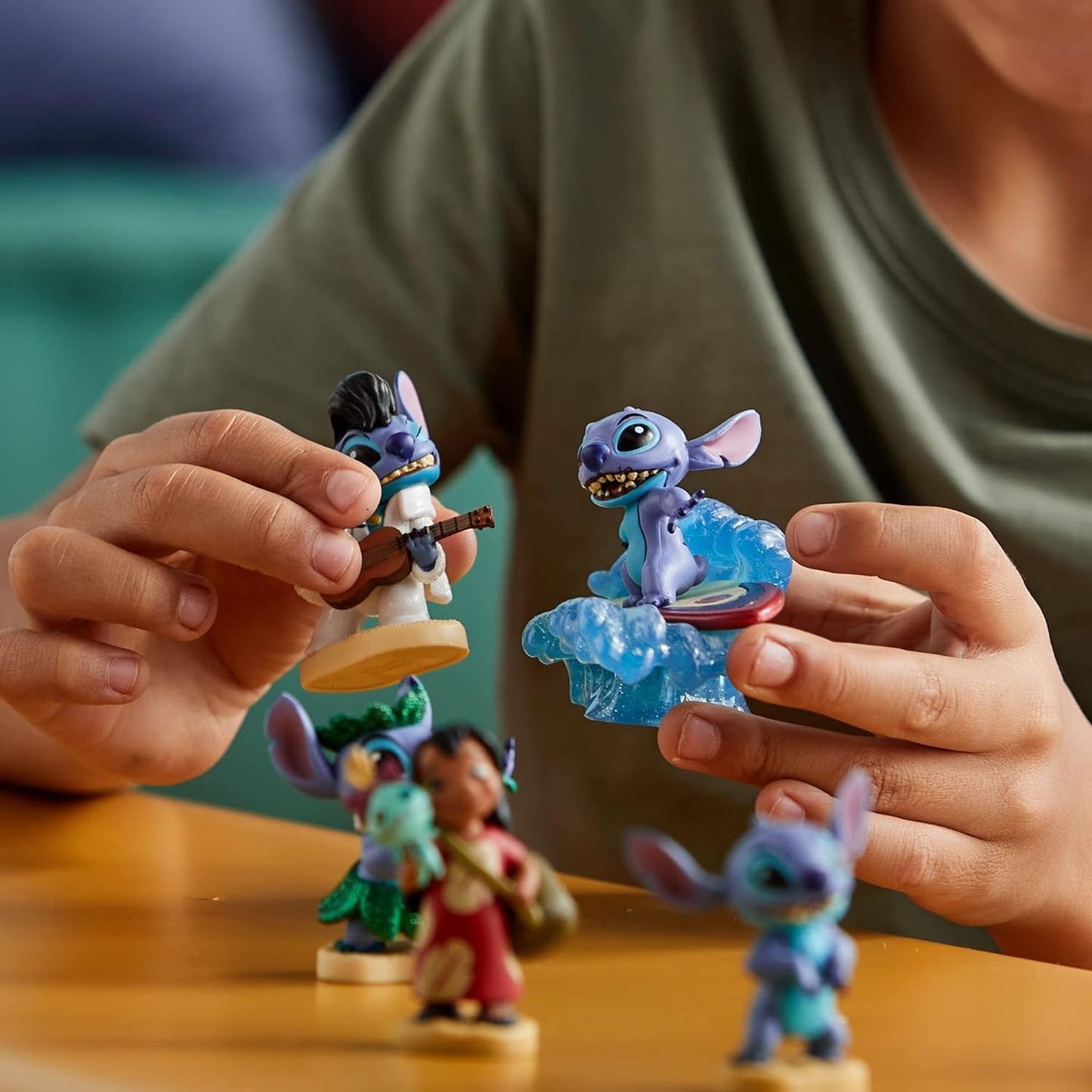 Juego de figuras de lujo de 6 piezas de Lilo y Stitch oficial de Disney Store, figuras de juguete de personajes moldeados que incluyen Lilo, Stitch y Ángel, presenta ilustraciones coloridas y detalladas, adecuado para mayores de 3 años