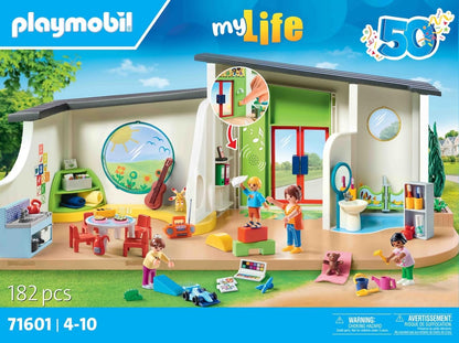 Playmobil 71601 MyLife: Rainbow Daycare, grande conjunto de jardim de infância com vários acessórios e uma campainha funcional, conjuntos de jogos detalhados adequados para crianças a partir de 4 anos