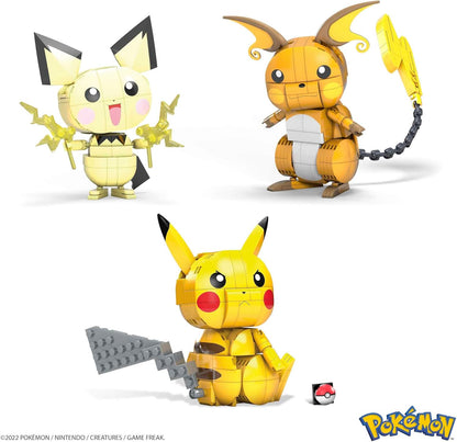 MEGA Conjunto de construção de brinquedos de figuras de ação Pokémon, Pikachu de 4 polegadas, Raichu e Pichu Build n Show Pikachu Evolution Trio com Poke Ball Pin