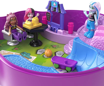 Polly Pocket Monster High Playset com 3 micro bonecas e 10 acessórios, aberto para o ensino médio, brinquedo de viagem colecionável com armazenamento, HVV58