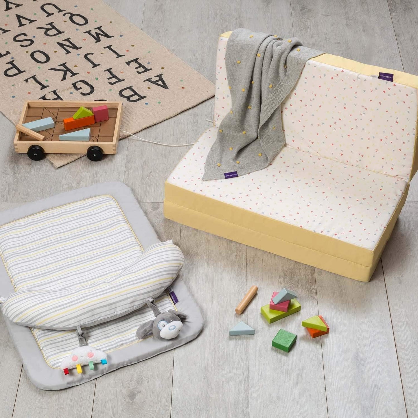 Clevamama Colchones de Viaje para Bebés y Niños Pequeños, Asiento para Dormir y Cuna de Juego 3 en 1 - 65x95x7cm, Amarillo, CleavefaoM