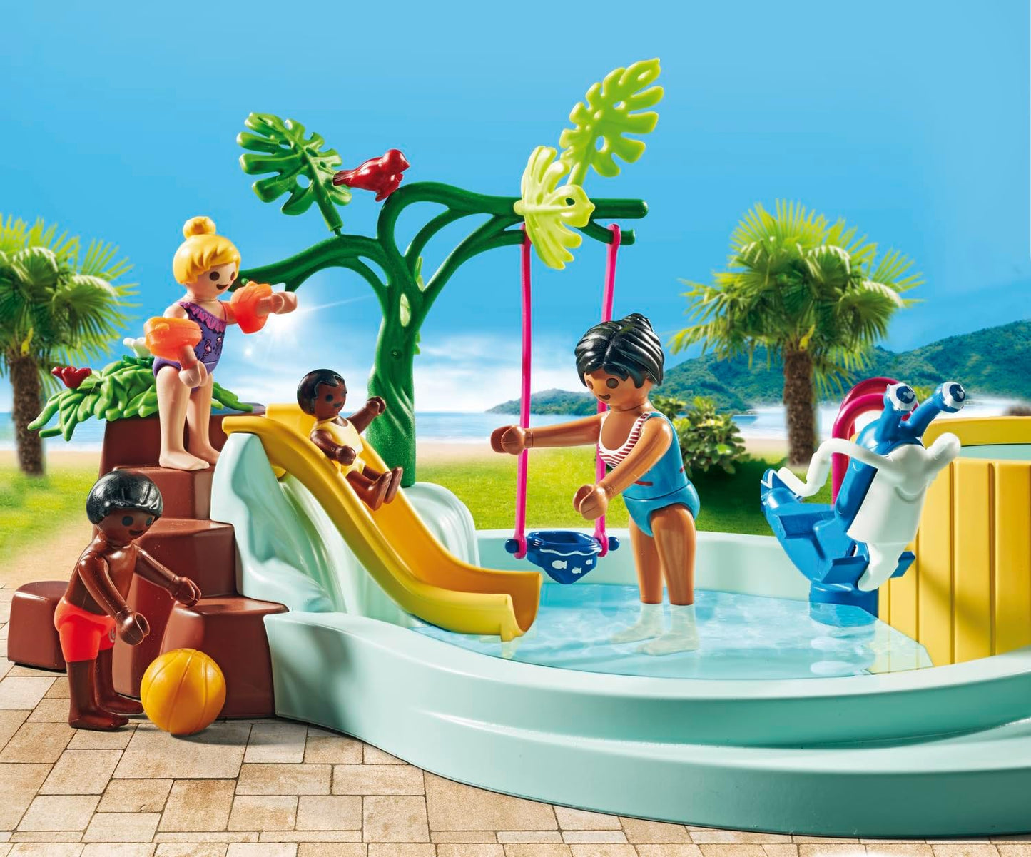 PLAYMOBIL Pacote promocional 71529 myLife: Piscina infantil com banheira de hidromassagem, diversão aquática na piscina infantil, incluindo escorregador de ondas, balanço de mola e balanço para bebês