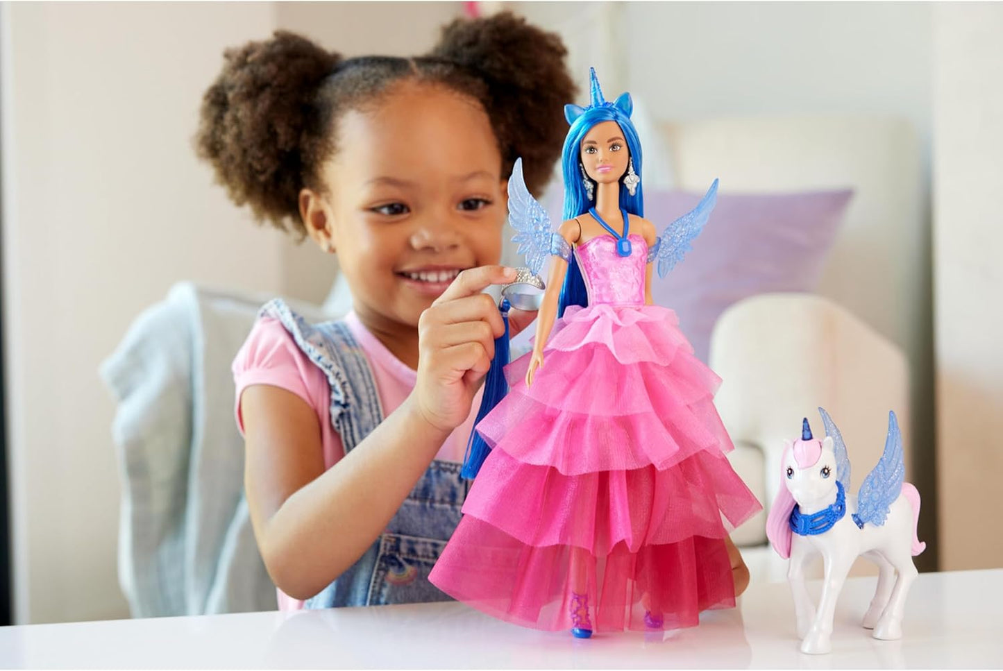 Barbie Unicórnio de brinquedo, boneca comemorativa do 65º aniversário com cabelo azul, vestido rosa e acessórios como asas de safira e alicórnio de estimação, HRR16