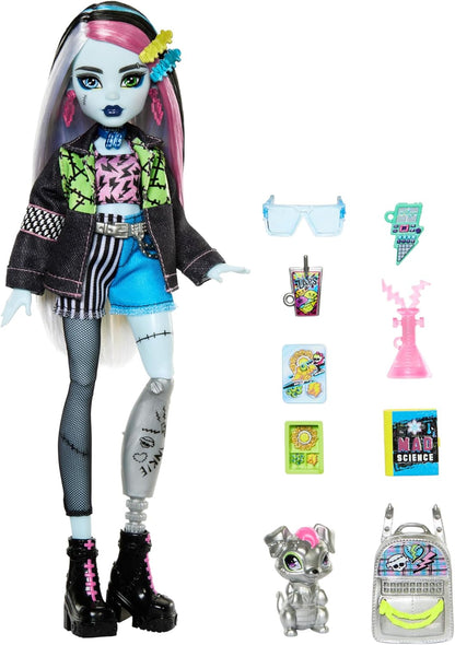 Monster High Boneca Frankie Stein em jaqueta jeans e shorts, inclui Watzie para cachorro de estimação e acessórios como mochila, lanche e caderno, HXH73