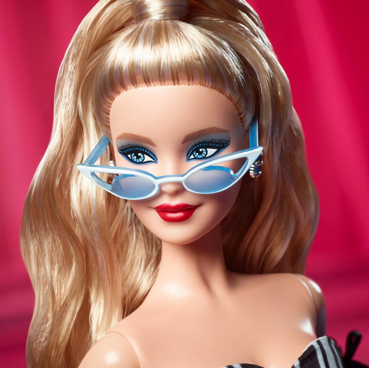 Barbie  Boneca Signature, colecionável do 65º aniversário com cabelo loiro, vestido preto e branco, brincos de safira e óculos de sol, HRM58