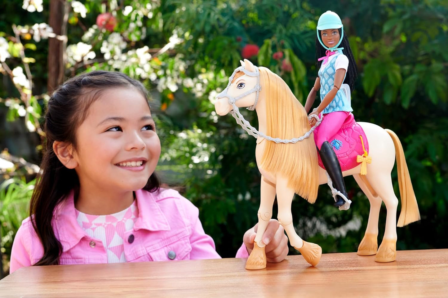 Barbie Boneca “Brooklyn” e acessórios de Barbie Mysteries: The Great Horse Chase, inclui boneca fashion, traje de montaria removível e capacete, HXJ39