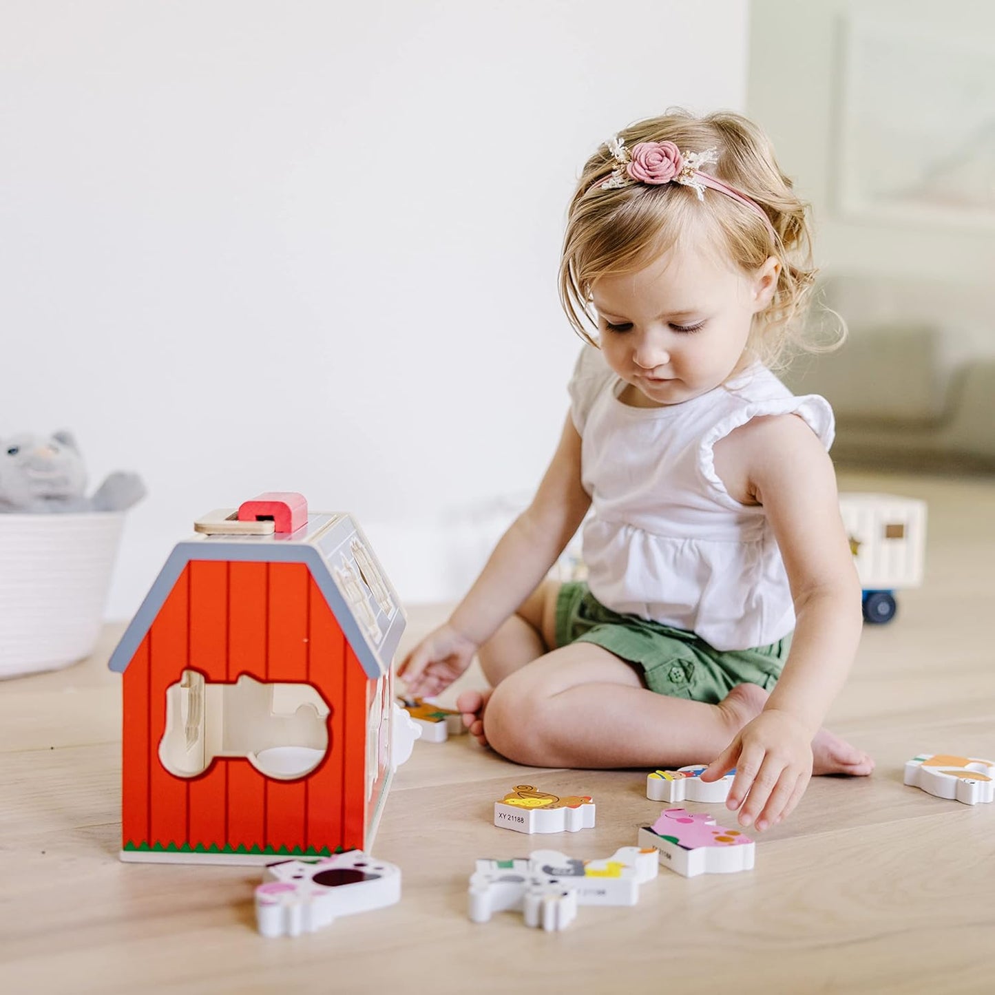 Melissa & Doug Brinquedo de celeiro de classificação de madeira para levar com telhado rebatível e alça 10 peças de madeira para brincar na fazenda - Brinquedos de fazenda, classificação de formas e aprendizado de empilhamento