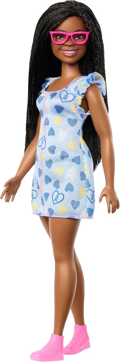 Barbie Fashionistas Doll #229, Boneca com Síndrome de Down usando vestido com estampa de coração, criada em parceria com a National Down Syndrome Society, HYK14