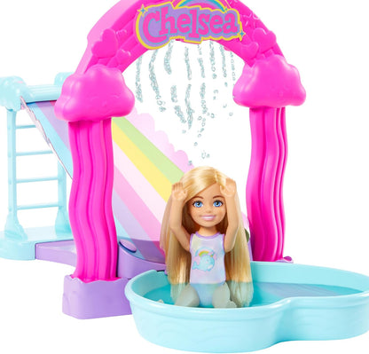 Barbie Chelsea Rainbow Juego de tobogán acuático con muñeca, perro y accesorios, vierte agua en el arco para que "llueve", HTK39