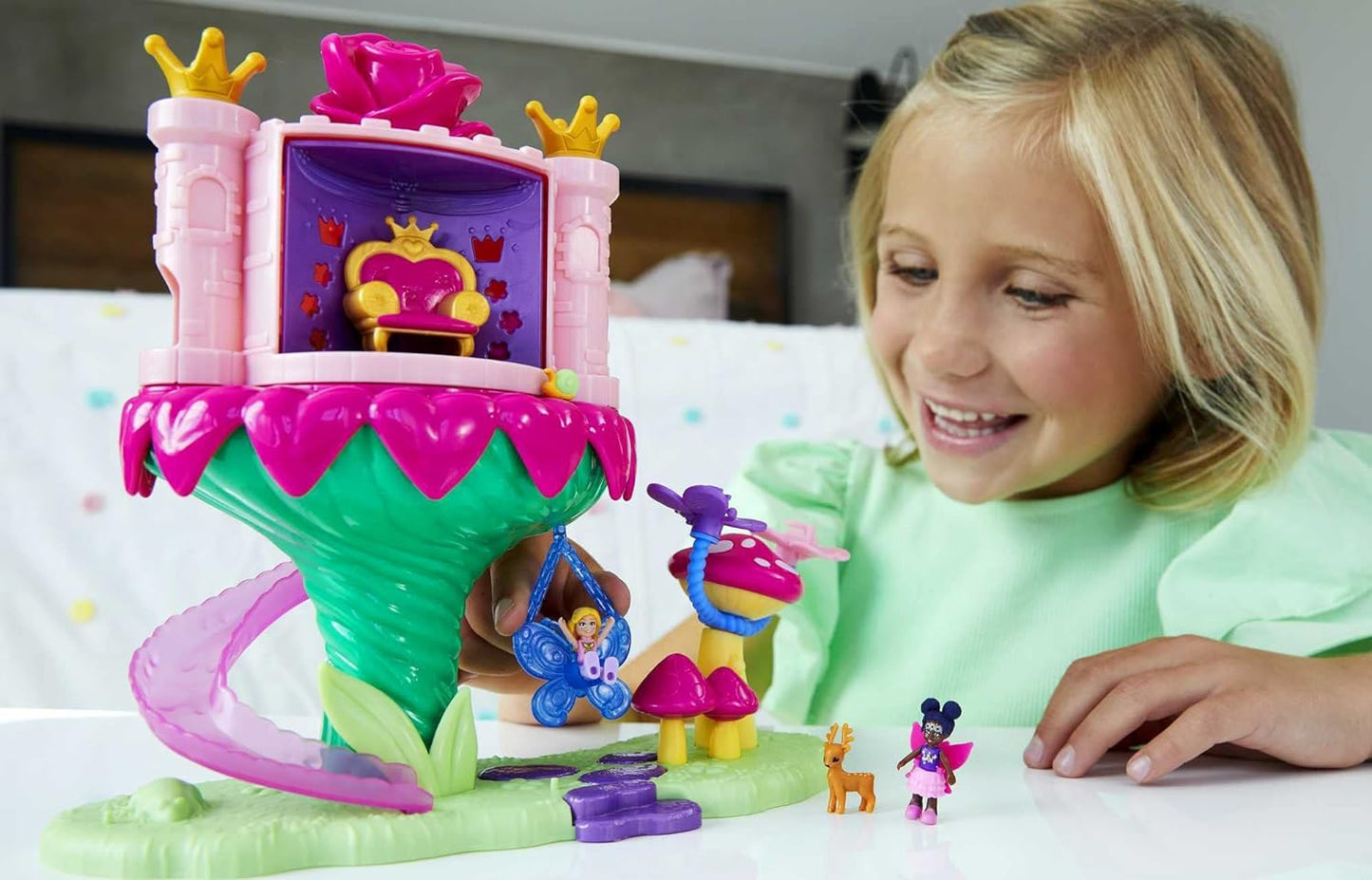 Polly Pocket Rainbow Funland Fairy Flight Ride Playset, bonecas Polly & Friend, 15 acessórios, recurso dispensador para surpresas, ótimo presente para maiores de 4 anos