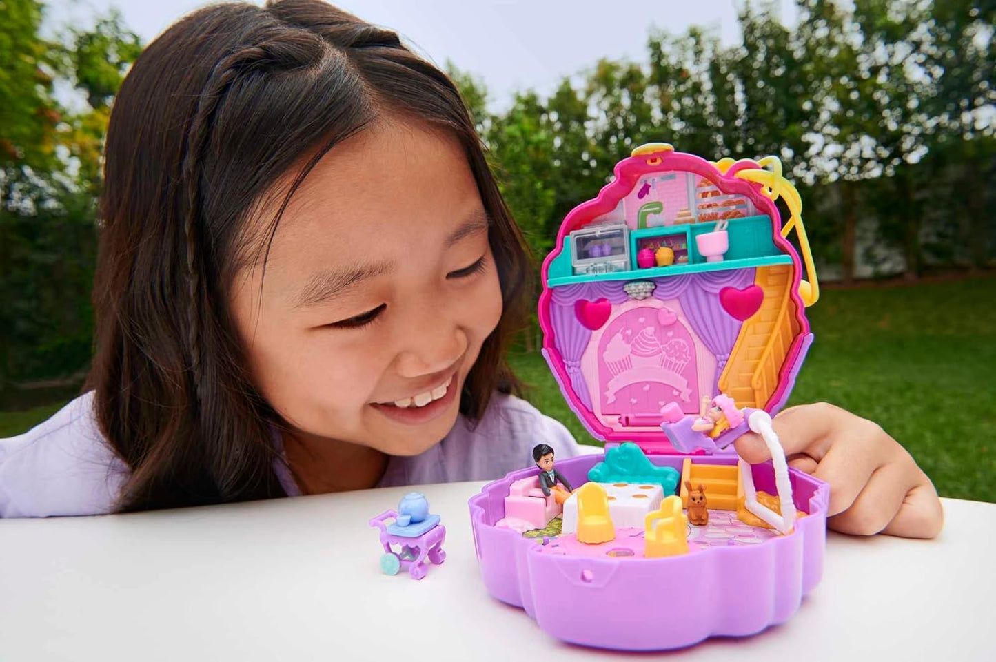 Polly Pocket Mini Toys, Something Sweet Cupcake Conjunto de jogos compacto com 2 micro bonecas e 13 acessórios, Pocket World Travel Toys com surpresa revela, HKV31