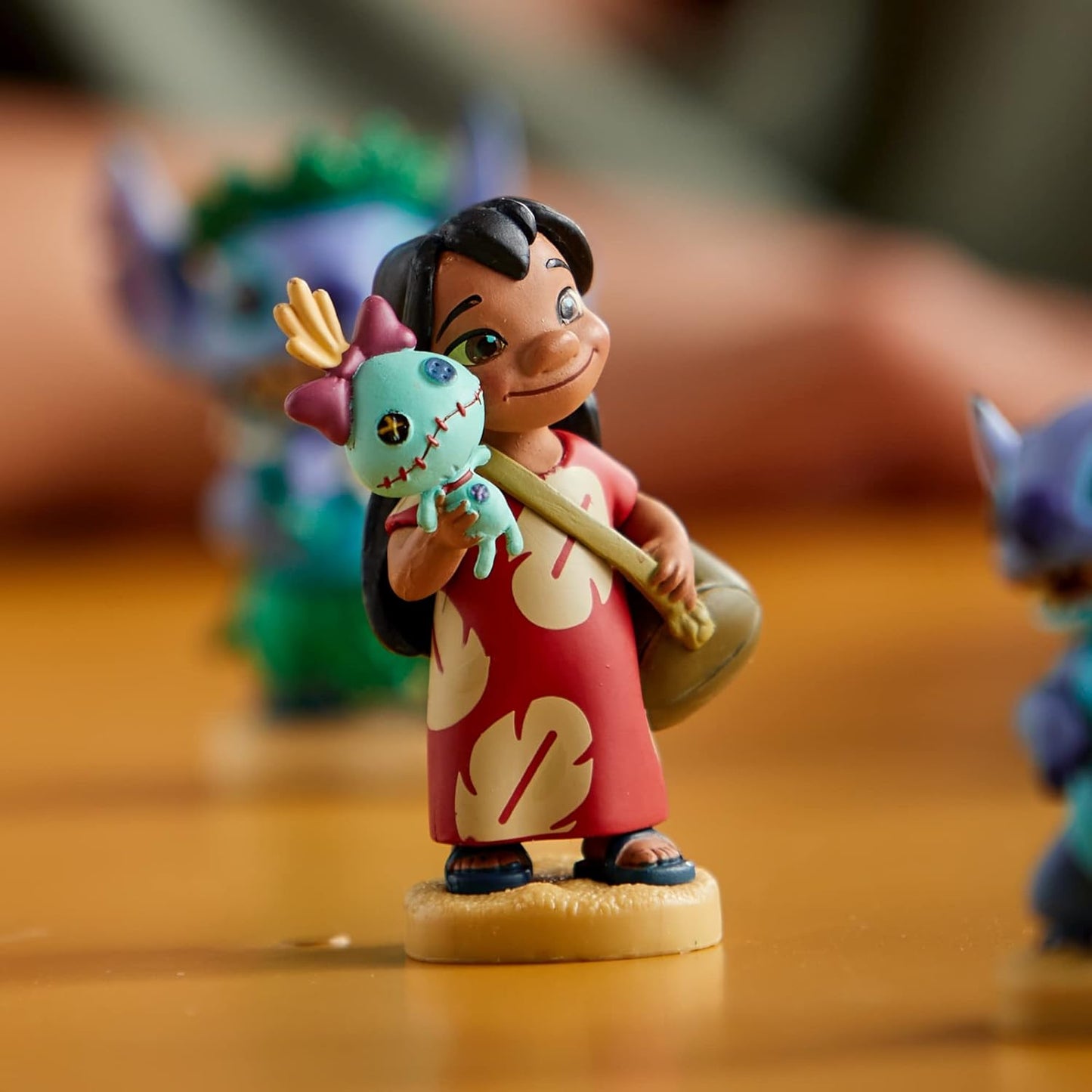 Juego de figuras de lujo de 6 piezas de Lilo y Stitch oficial de Disney Store, figuras de juguete de personajes moldeados que incluyen Lilo, Stitch y Ángel, presenta ilustraciones coloridas y detalladas, adecuado para mayores de 3 años