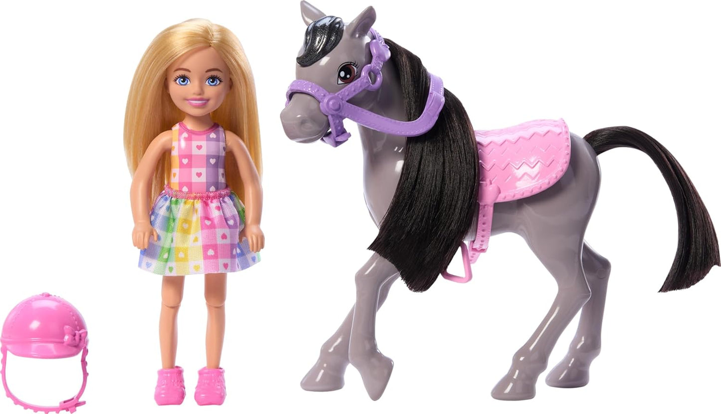 Barbie Conjunto de boneca Chelsea e cavalo, inclui acessório de capacete e sela, a boneca se dobra nos joelhos para "montar" no pônei cinza, HTK29