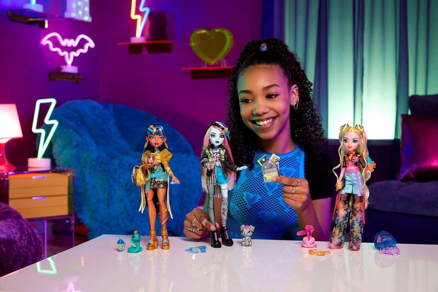 Monster High Boneca Lagoona Blue em camiseta de malha e calça cargo, inclui Pet Fish Neptuna e acessórios como mochila, lanche e caderno