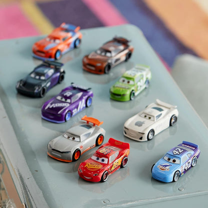 Disney Store Playset oficial Pixar Cars Deluxe, 9 unidades, figuras detalhadas de carros, incluindo Lightning McQueen, Jackson Storm e muito mais, brinquedos com arte colorida de personagens, adequados para maiores de 3 anos