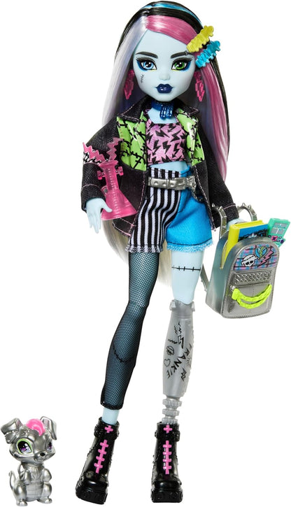 Monster High Boneca Frankie Stein em jaqueta jeans e shorts, inclui Watzie para cachorro de estimação e acessórios como mochila, lanche e caderno, HXH73