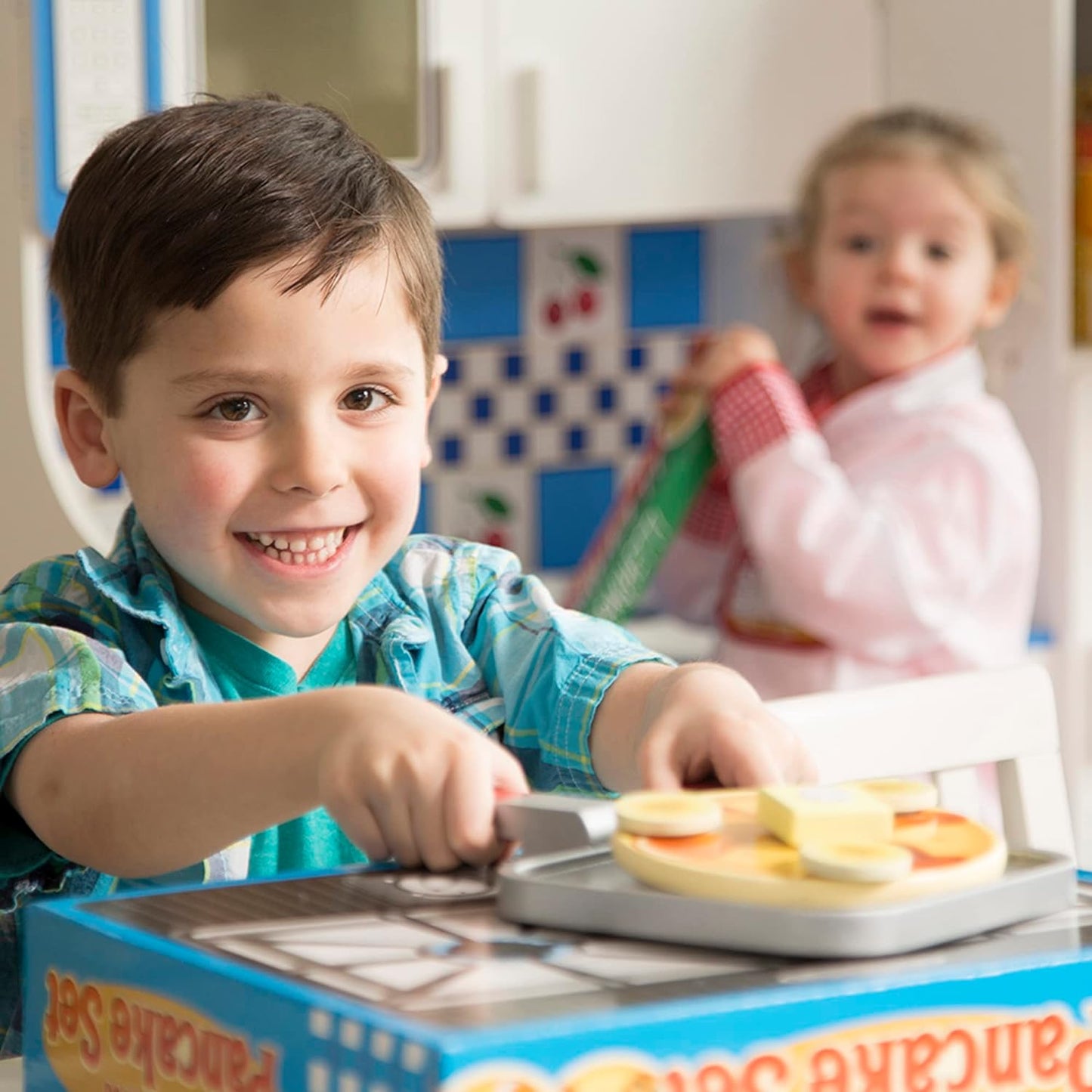 Melissa & Doug Conjunto de panqueca de comida de brinquedo | Brinquedo de madeira | Finja brincar | Crianças brincam com comida | Acessórios de cozinha infantil | Finja comida | Brinquedos infantis Montessori de 3 anos | Presente para menino ou menina