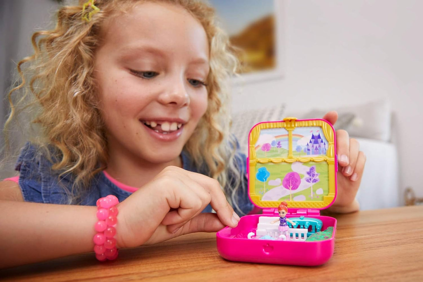 Polly Pocket Hidden Hideouts Lil' Princess Pad com três revelações, três acessórios, uma boneca Micro Lila e folha de adesivos