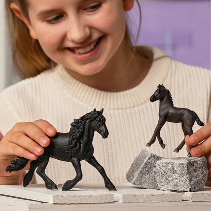 Schleich 13975 HORSE CLUB Estatueta de garanhão frísio para maiores de 5 anos, preta