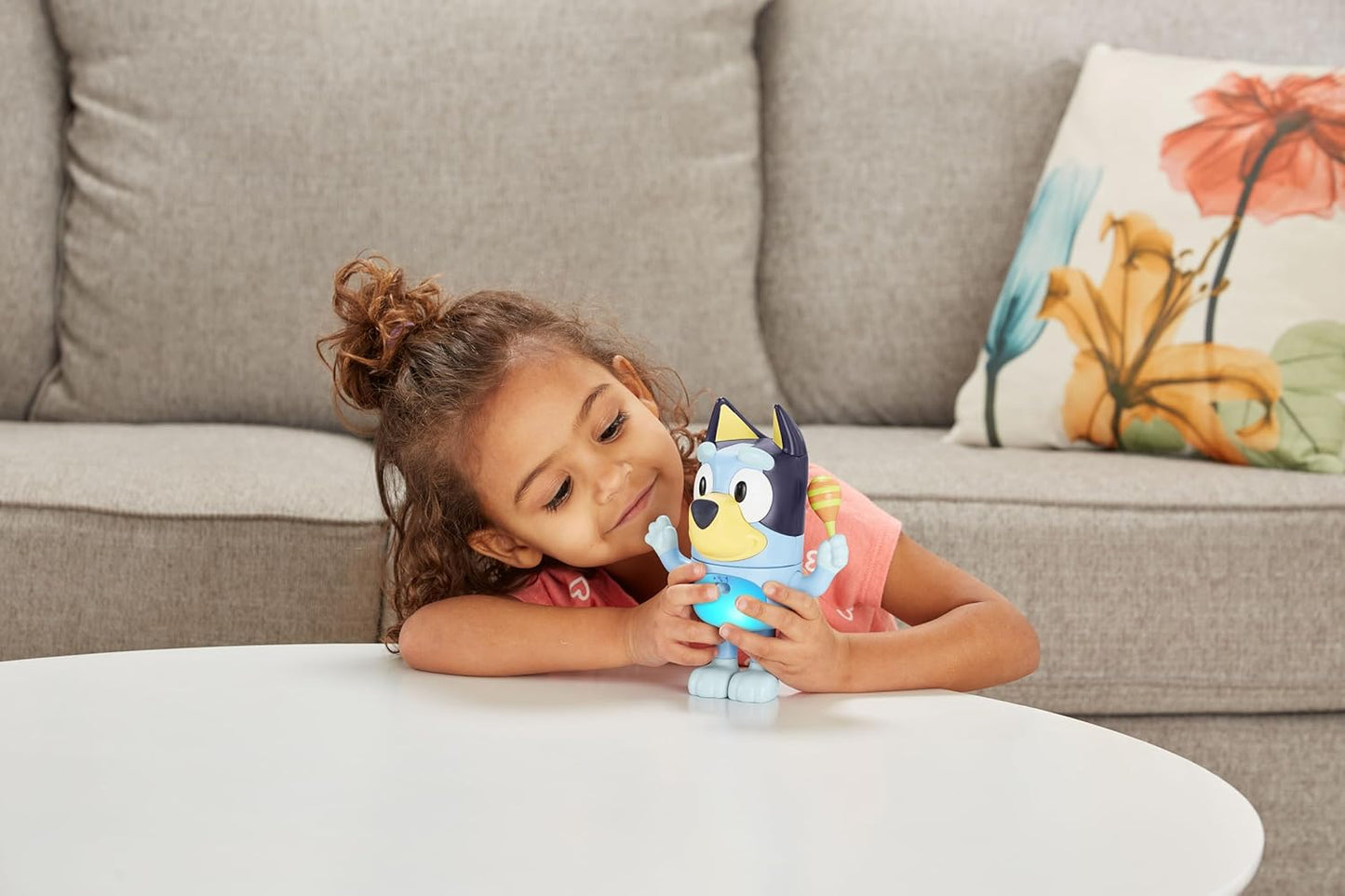 VTech Shake It Bluey, Personaje Oficial, Juguete Interactivo para Niños con Música, Sonidos y Frases de la Serie de TV, Regalo Educativo para Niños de 3, 4, 5 años en adelante, Versión en Inglés